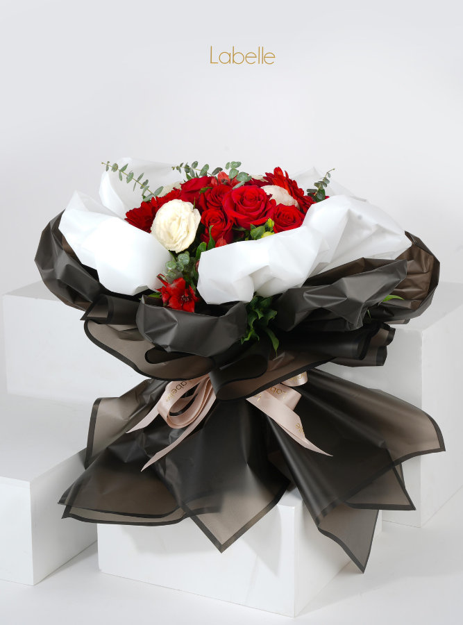 Red & White Roses Bouquet – Black Organza & White Wrap